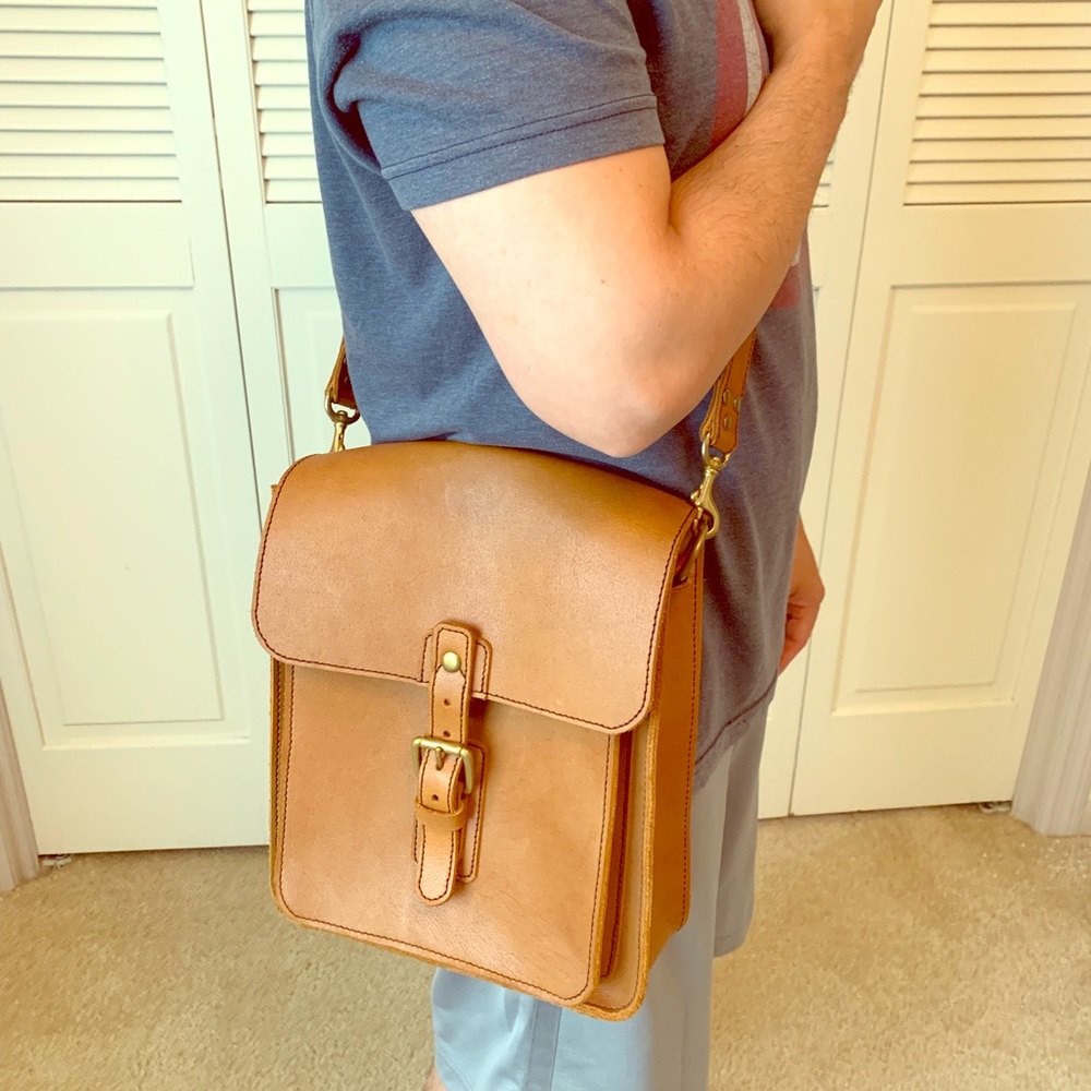 **SOLD** Men’s 100% Leather Crossbody Bag